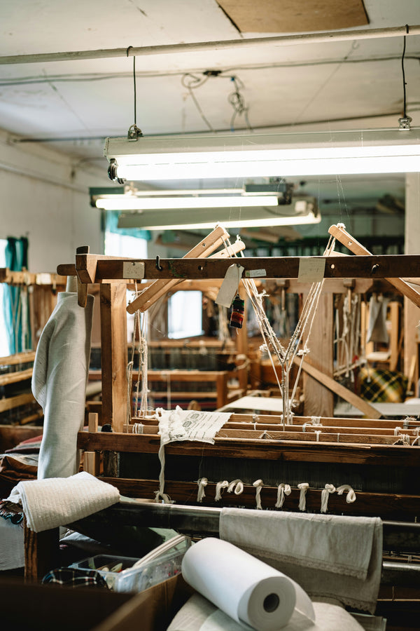 Ancien métier à tisser en activité, mécanique textile patrimoniale