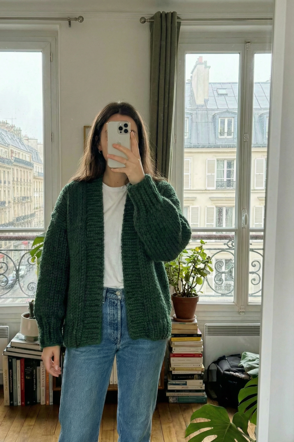 Pourquoi ton cardigan en maille épaisse a encore sa place au printemps