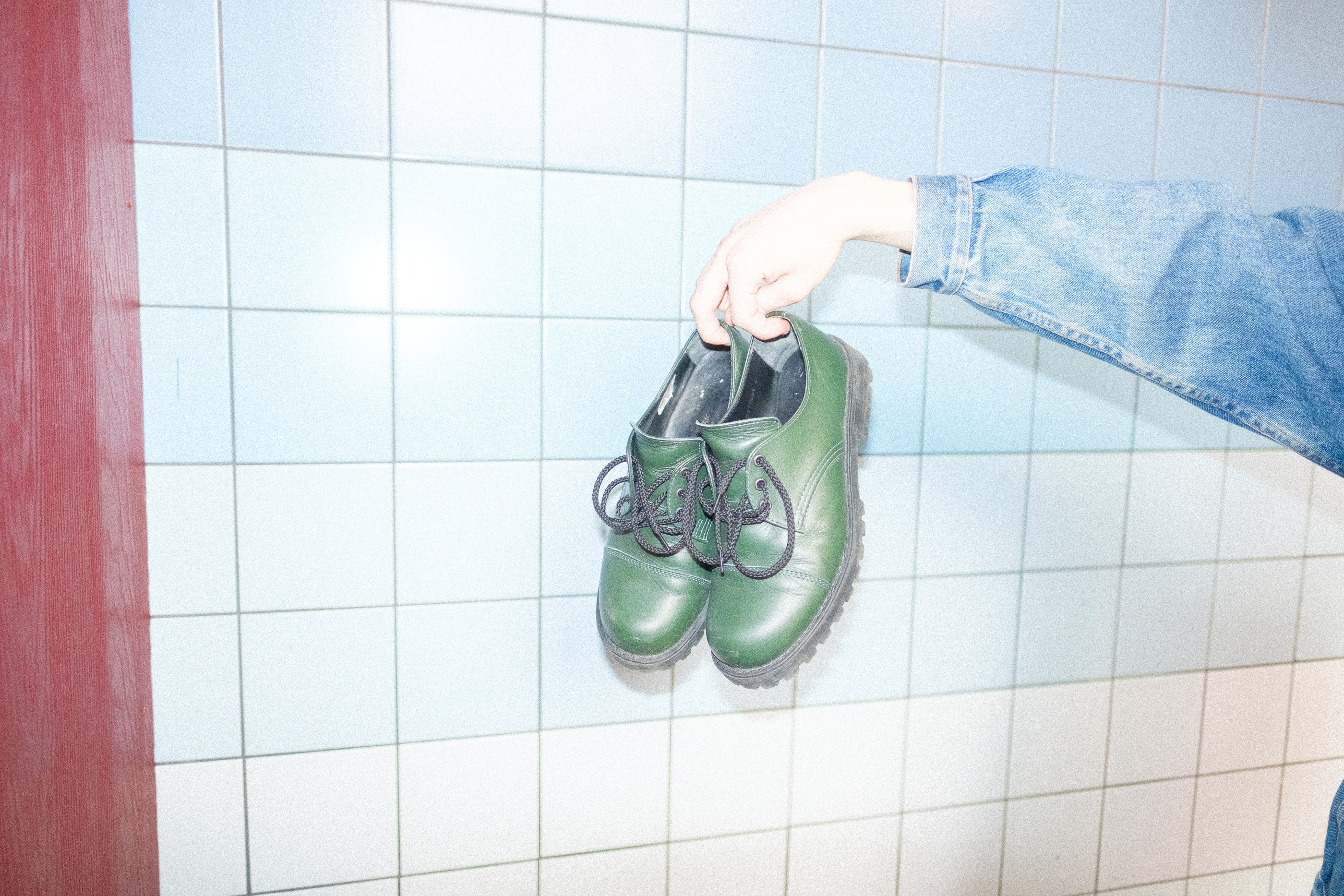 Chaussures vertes suspendues