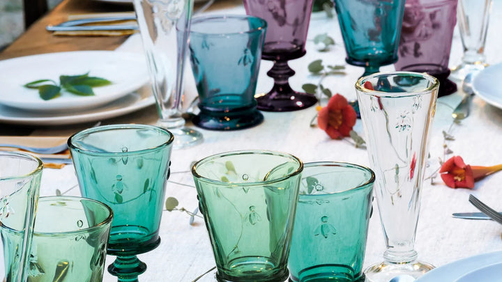 Verres colorés disposés sur une table