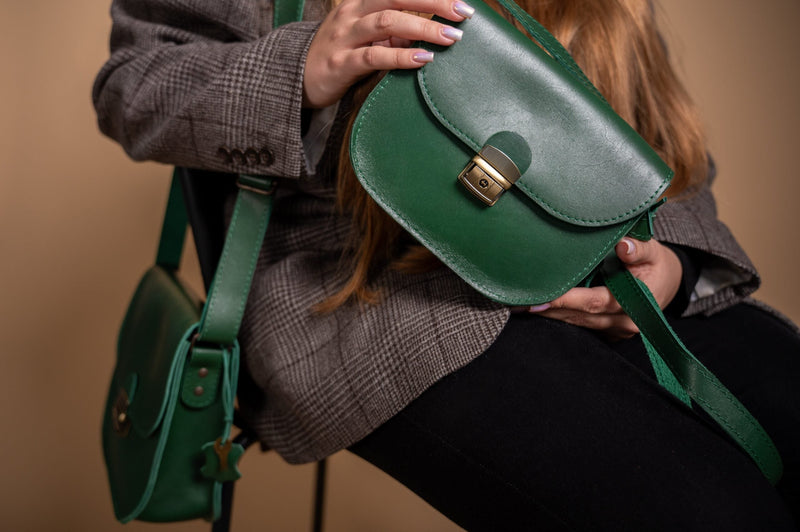 Sac selle taille moyenne en cuir naturel vert, vue horizontale