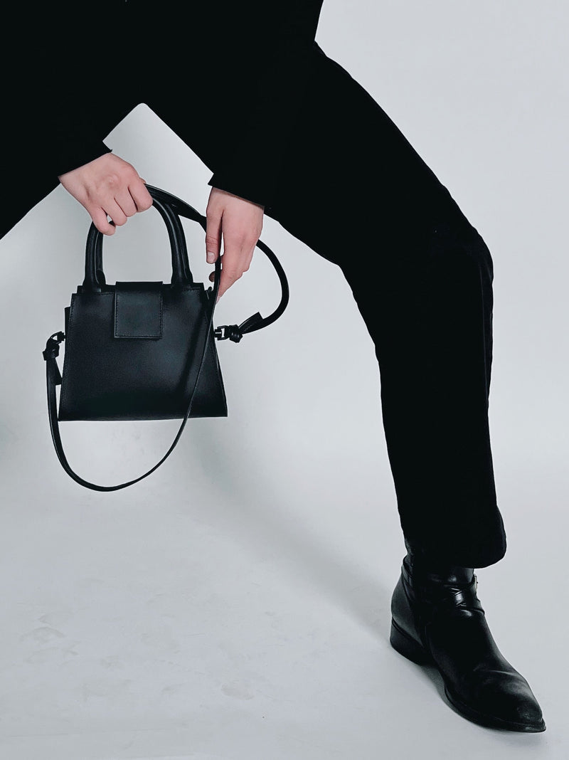 Sac à main noir élégant, collection RR.
