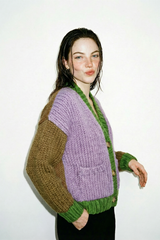 Cardigan en laine color block lilas tricoté main LeGarage Knitwear, détail assemblage géométrique
