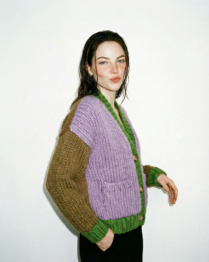 Cardigan en laine color block lilas tricoté main LeGarage Knitwear, détail assemblage géométrique