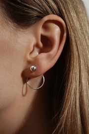 Boucles d'oreilles Chord NO MORE en argent sterling, portées sur l'oreille
