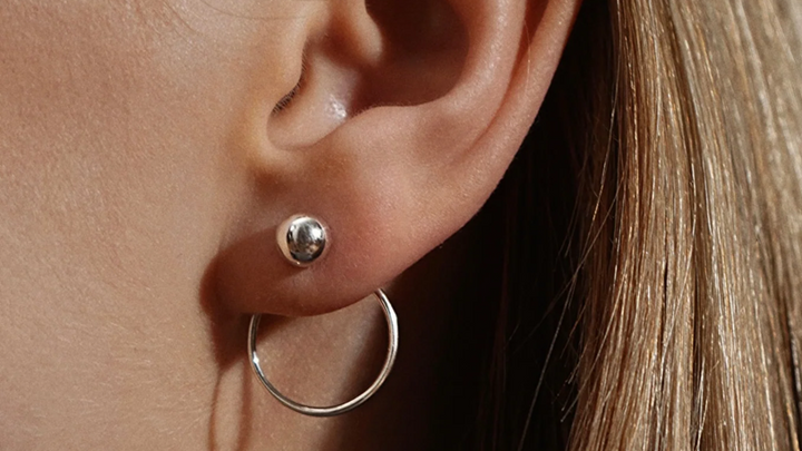 Boucles d'oreilles Chord NO MORE en argent sterling, portées sur l'oreille