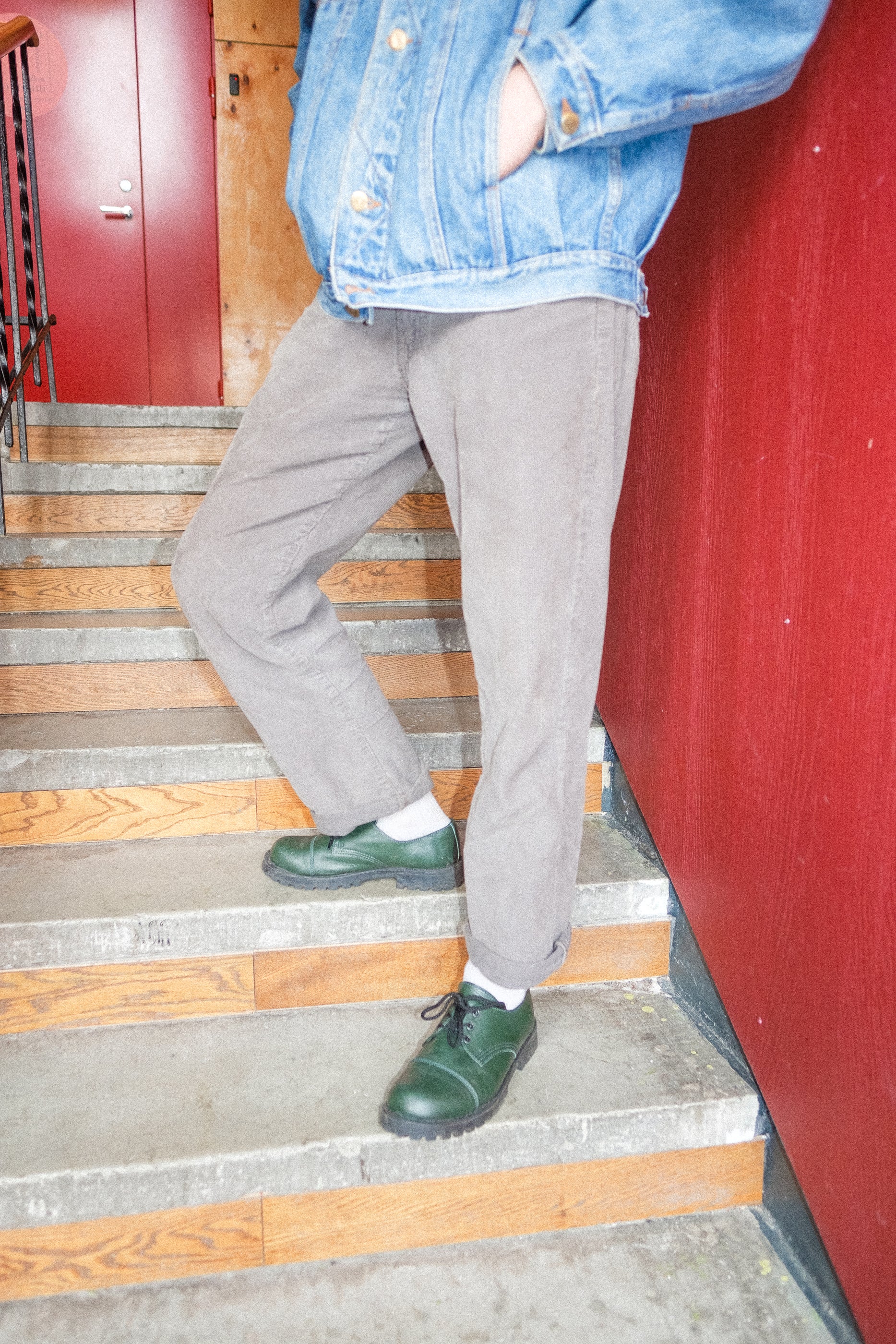 Chaussures unisexes en cuir véritable vert sapin OmaKing, vue de face détail fabrication