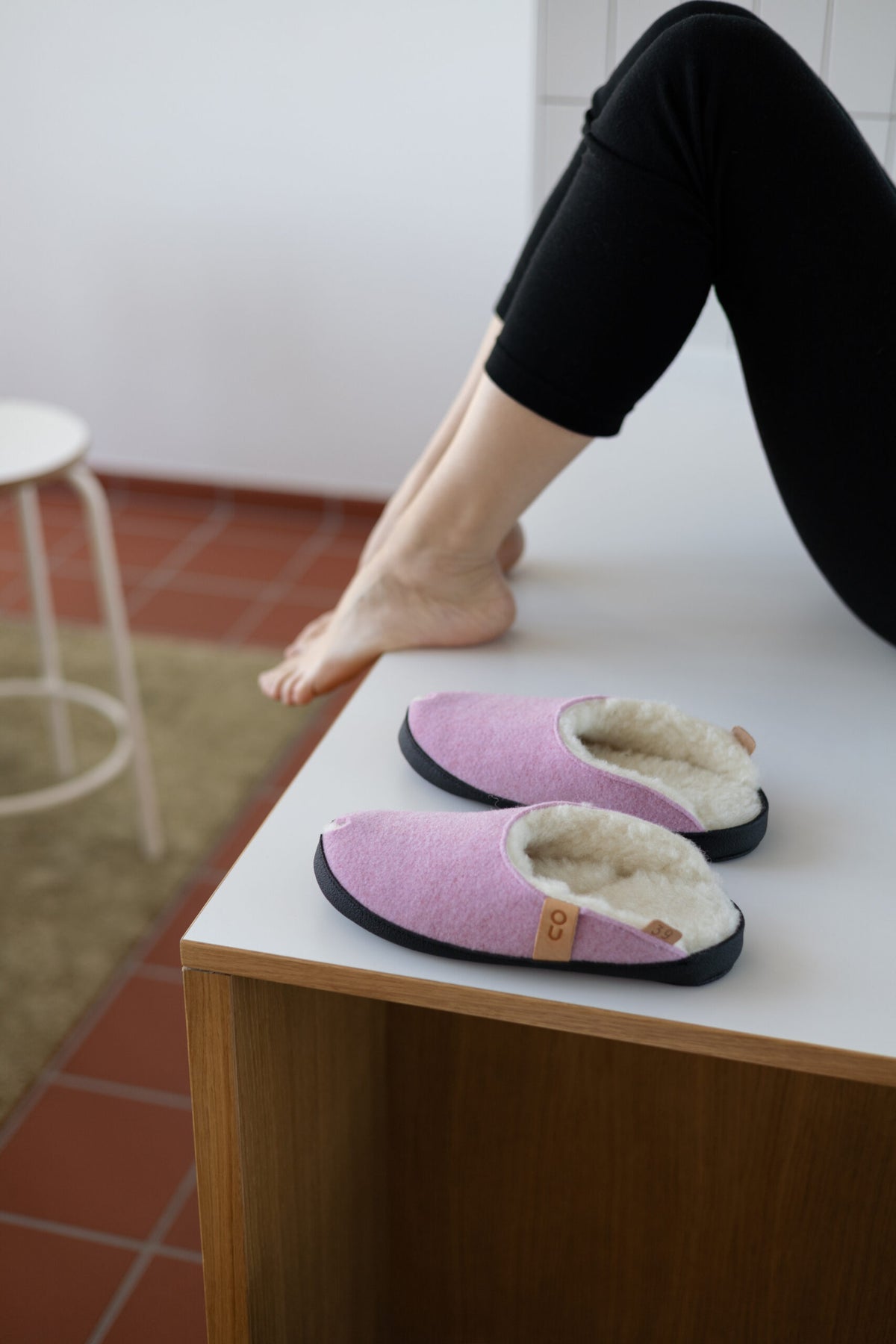 Chaussons en laine d'agneau rose clair - TOKU Brussels, photo 2