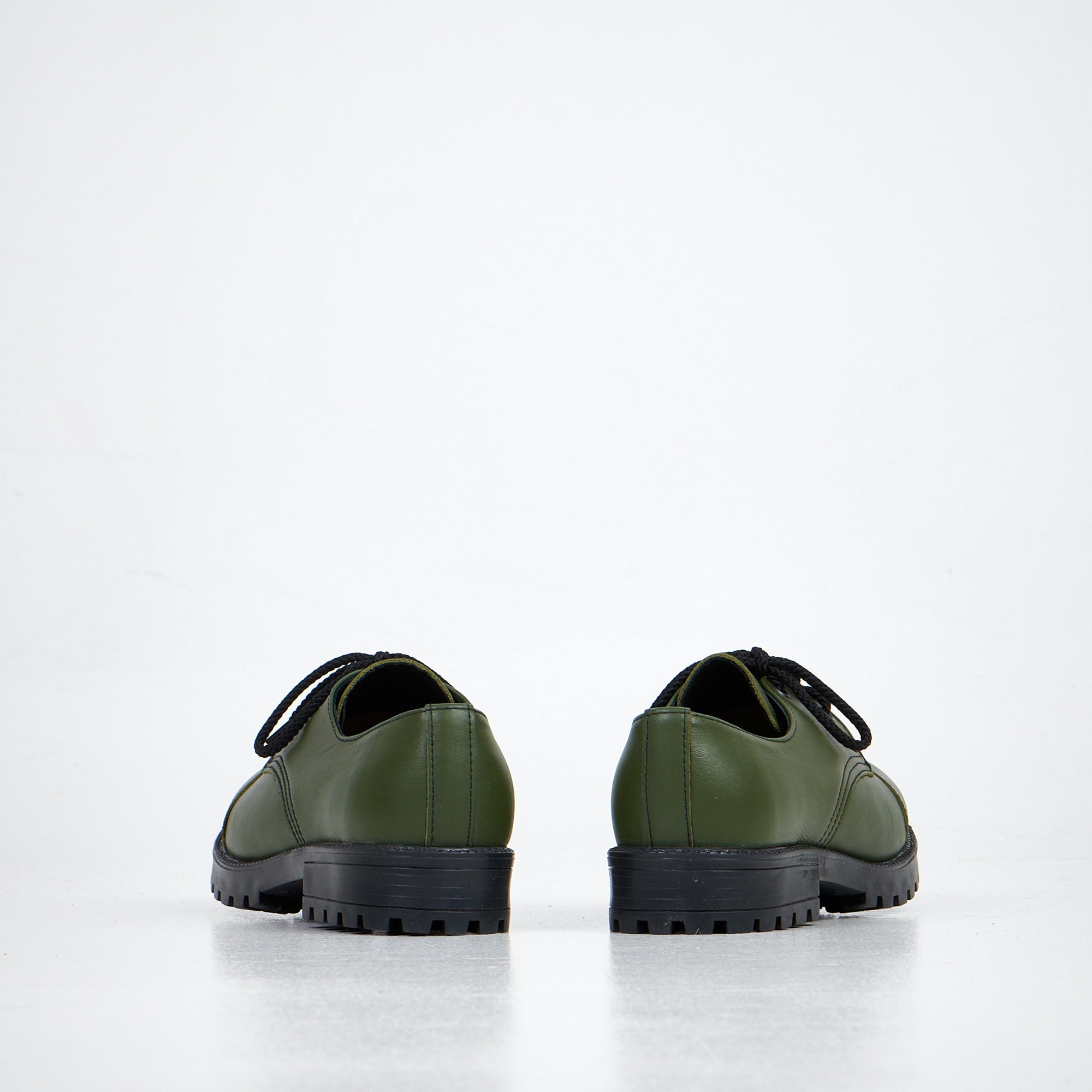 Chaussures en cuir vert sapin, design épuré, vue de dessus