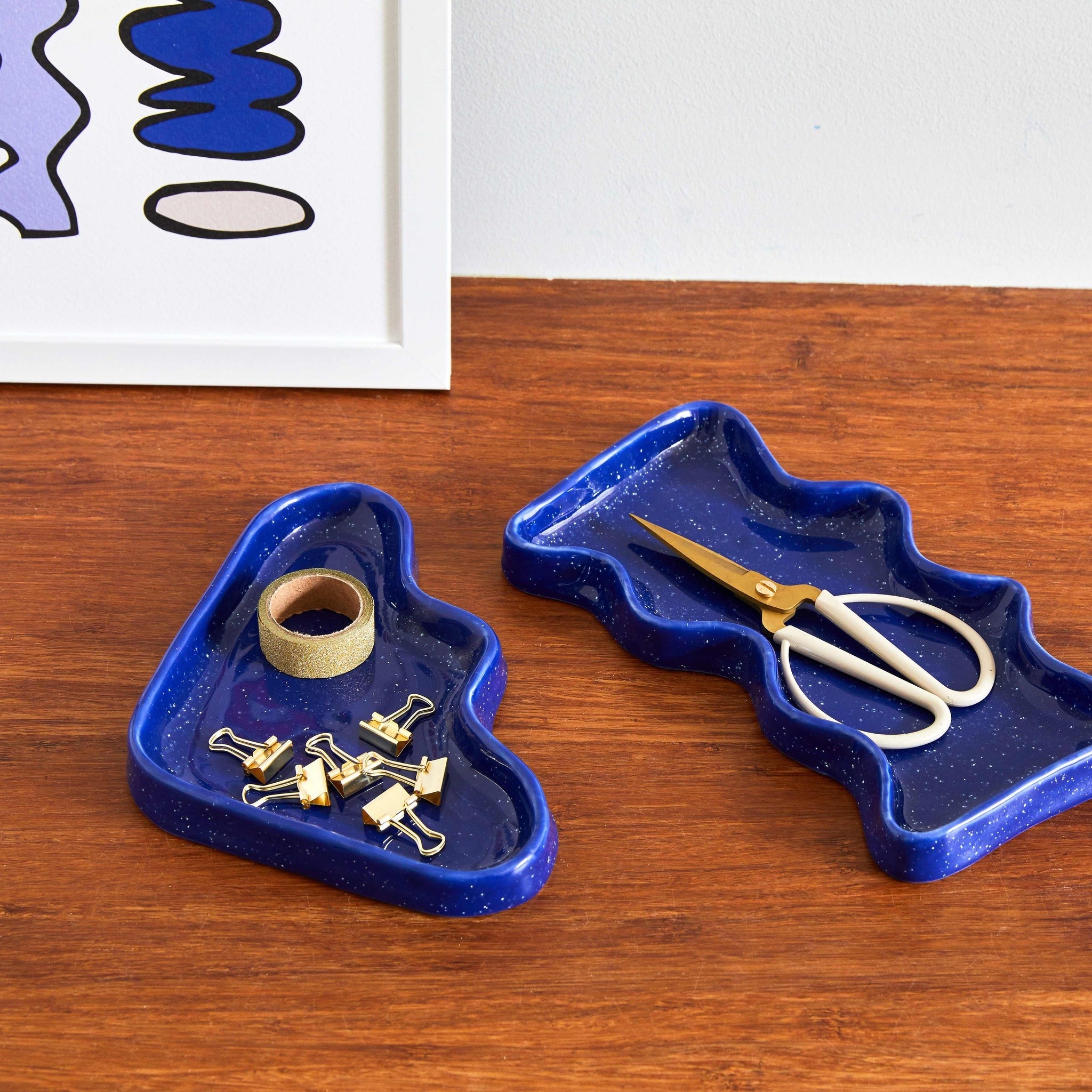 Plateau rectangulaire en céramique motif vague bleu, vue éditoriale