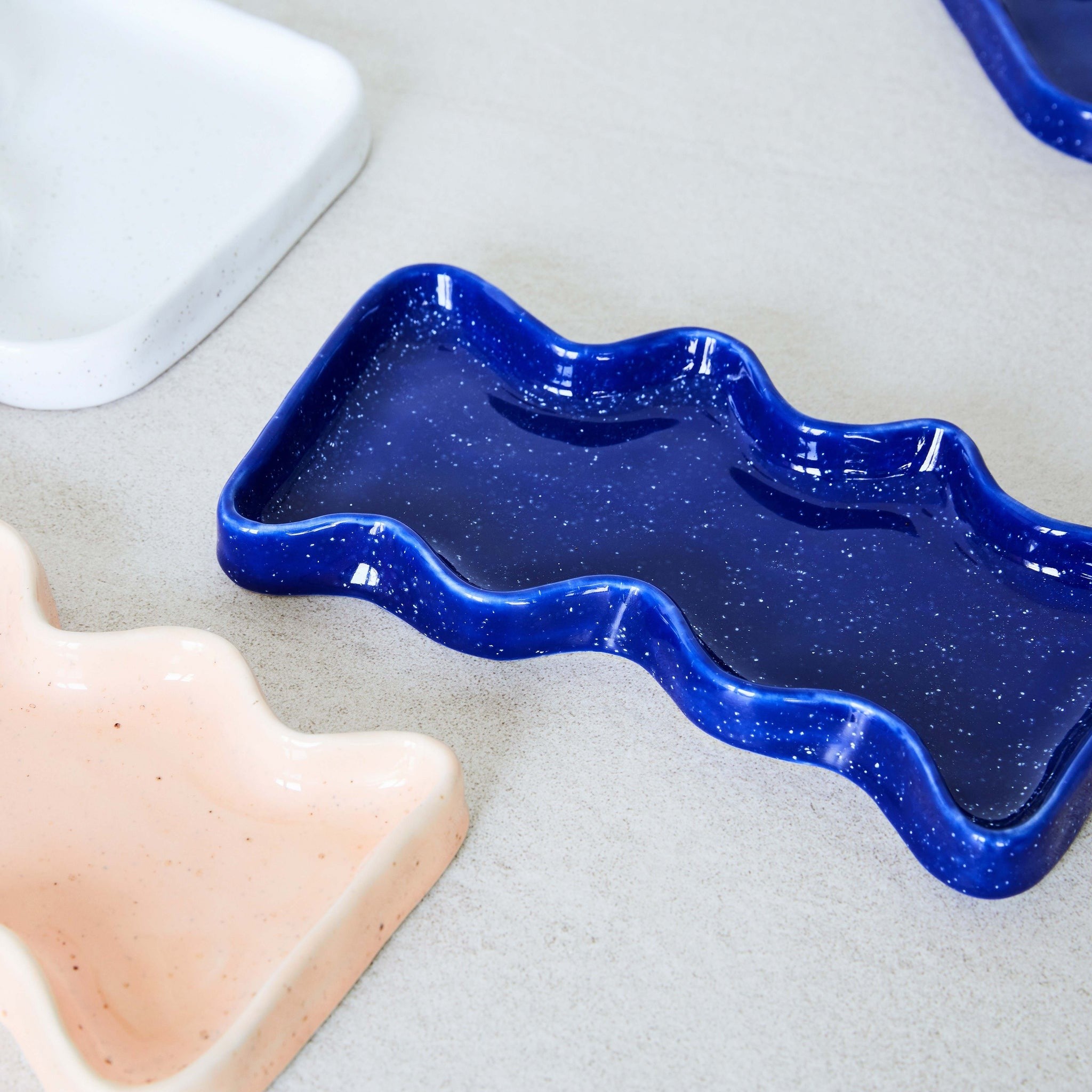 Plateau rectangulaire en céramique motif vague bleu, vue finale