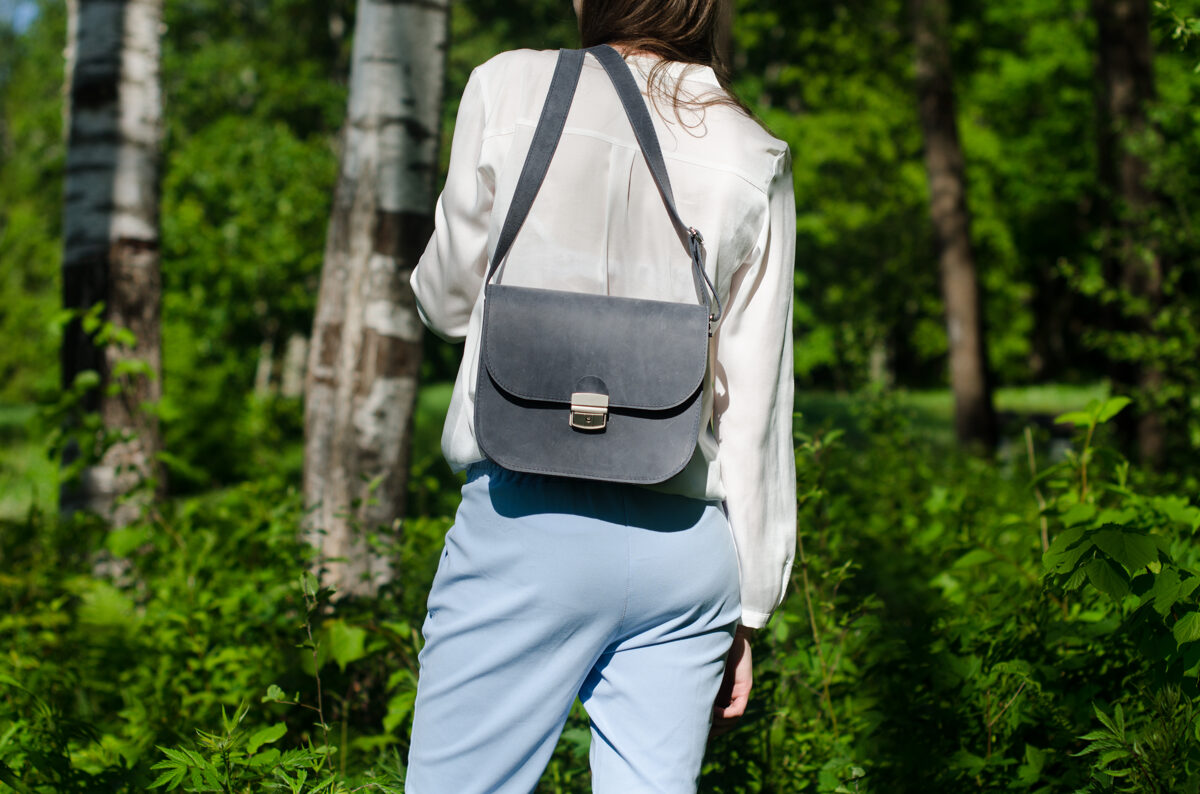 Sac selle en cuir naturel gris, modèle L, vue 8