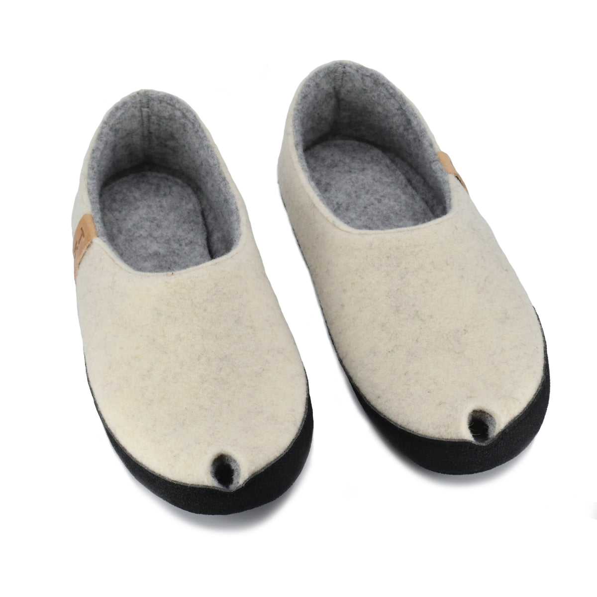 Chaussons en feutre de laine blanc naturel - TOKU Budapest, photo 1