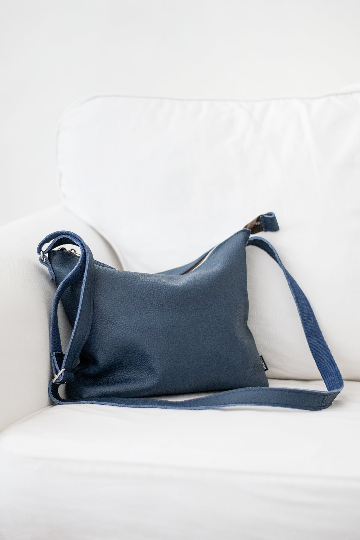 Sac à bandoulière en cuir Anet L bleu foncé - Trendbag