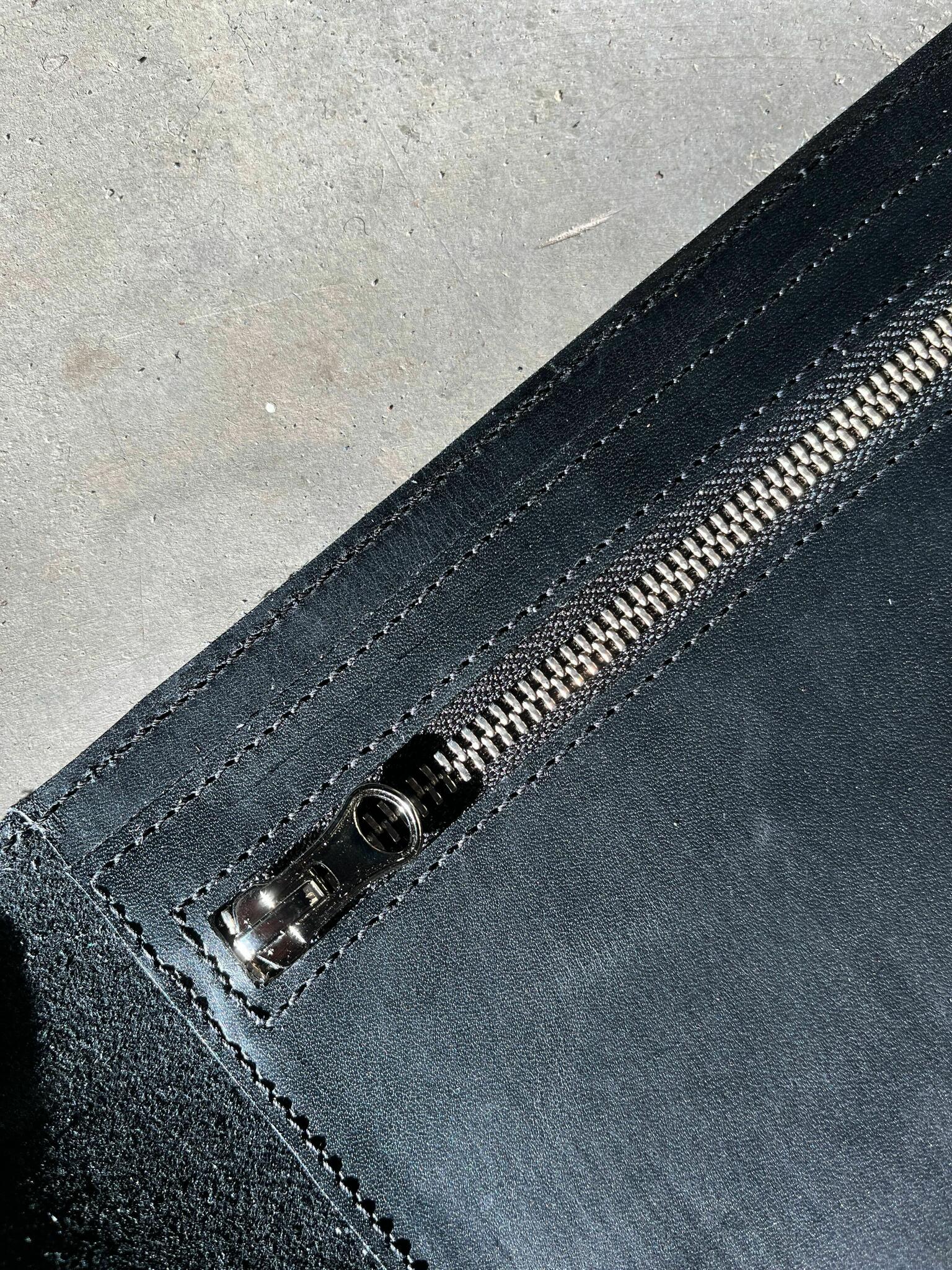 Sac à main en cuir noir Stella Soomlais, détail de la fermeture zippée et des coutures