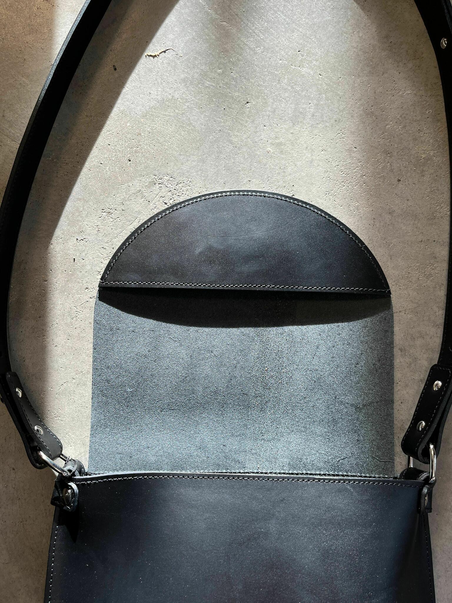 Sac à main en cuir noir Stella Soomlais, rabat ouvert sur l'intérieur en cuir brut