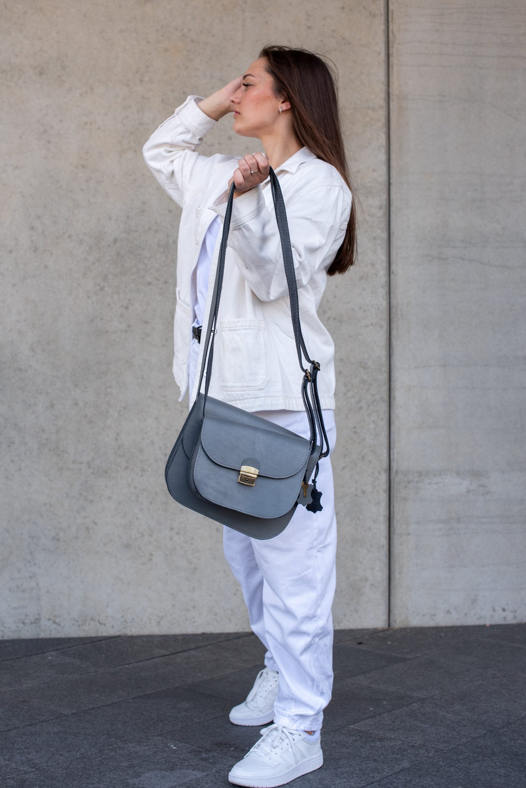 Sac selle en cuir naturel gris, modèle M, vue 3