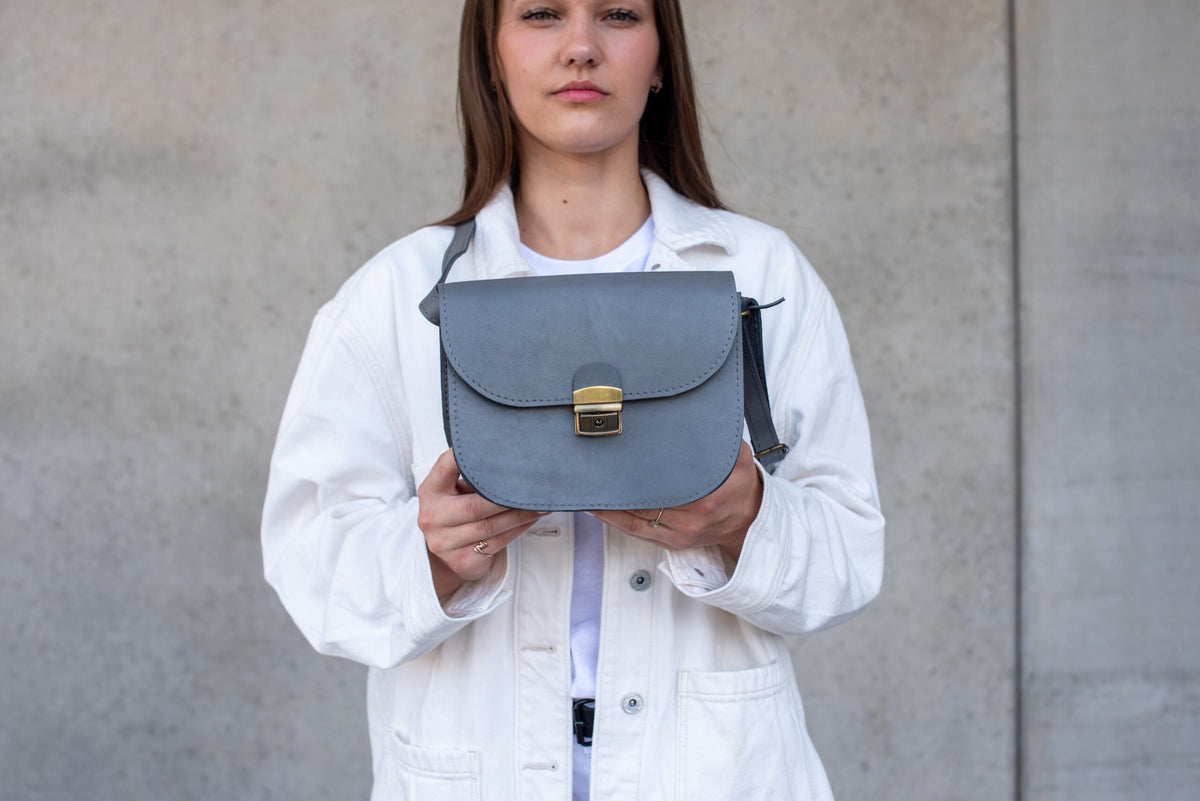 Sac selle en cuir naturel gris, modèle M