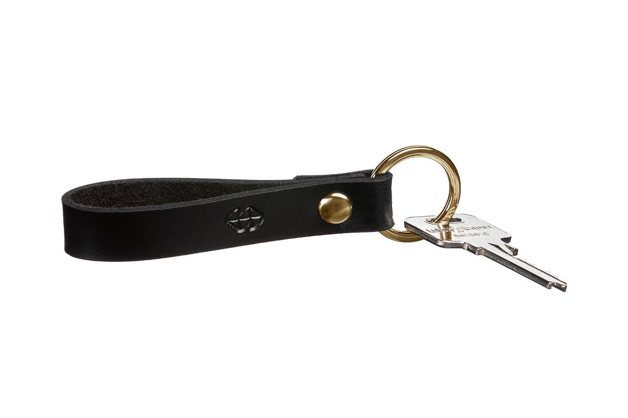 Porte-clés en cuir noir Key Keeper Stella Soomlais, profil avec anneau et bouton pression laiton