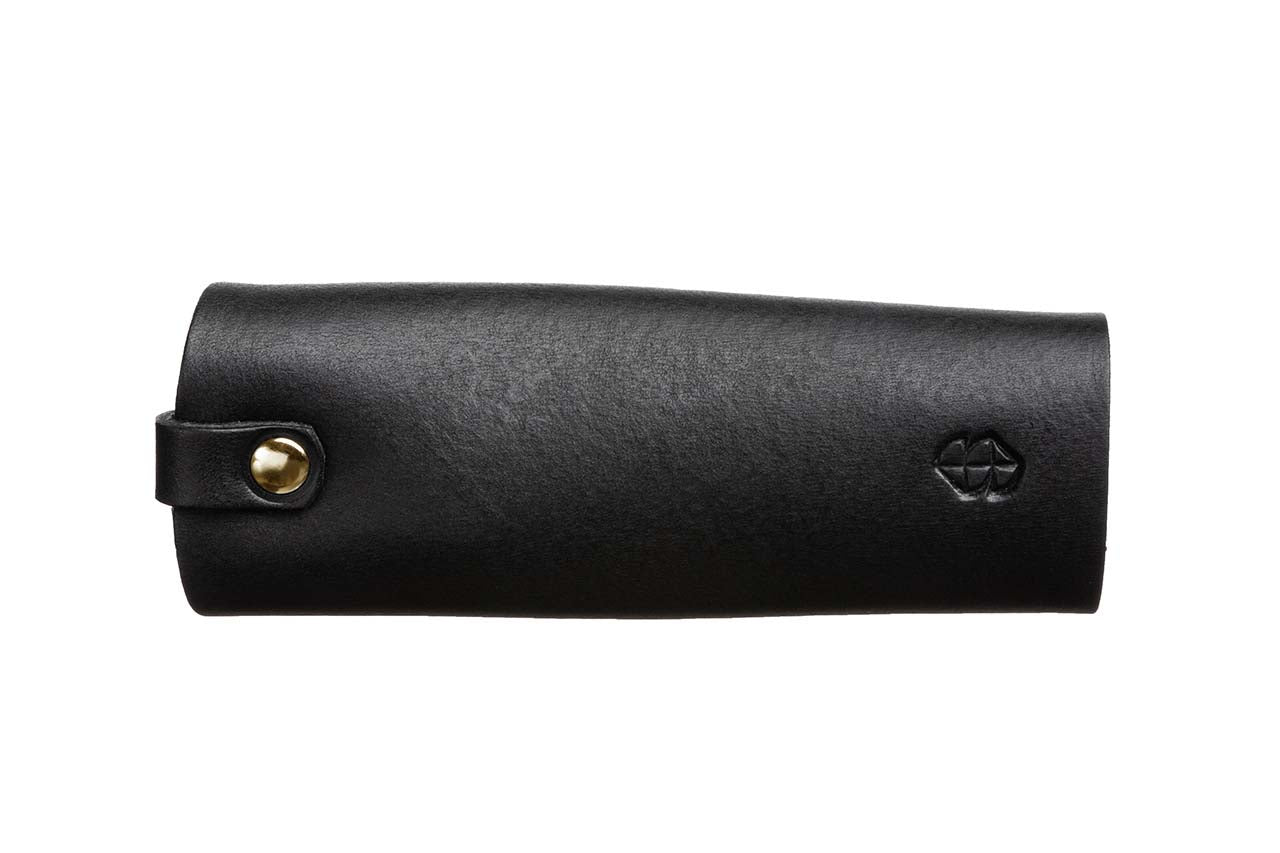 Étui porte-clés en cuir noir Prince's Robe Stella Soomlais, vue de dessus avec logo embossé et bouton laiton