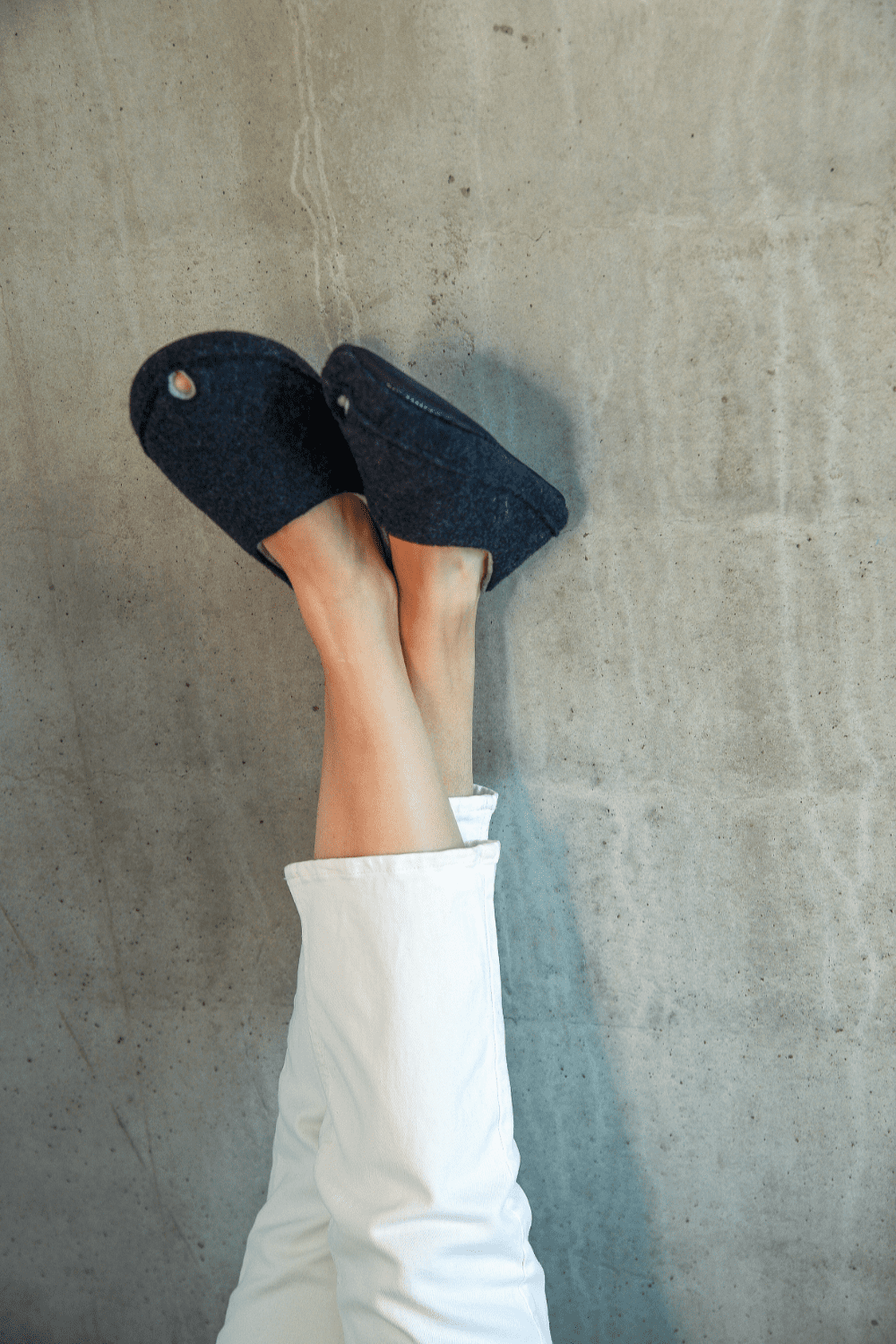 Chaussons en feutre de laine gris foncé - TOKU Budapest, photo 2