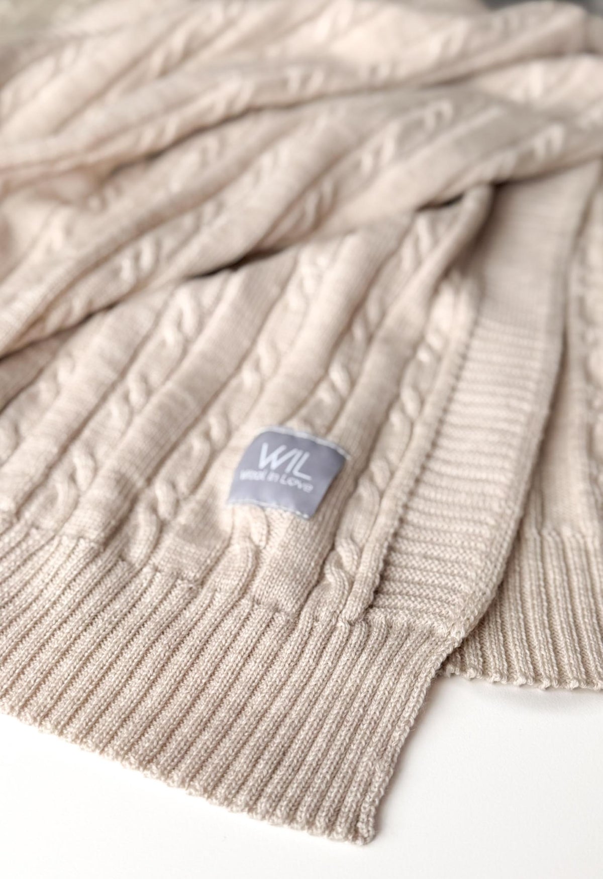 Couverture HOPE beige présentée avec le coffret JOY, Wool In Love
