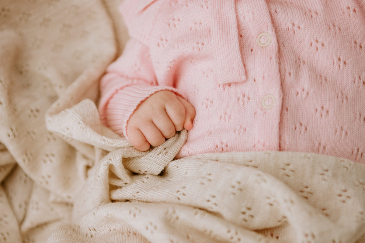 Coffret naissance LOVE, couverture et bonnet en mérinos, Wool In Love
