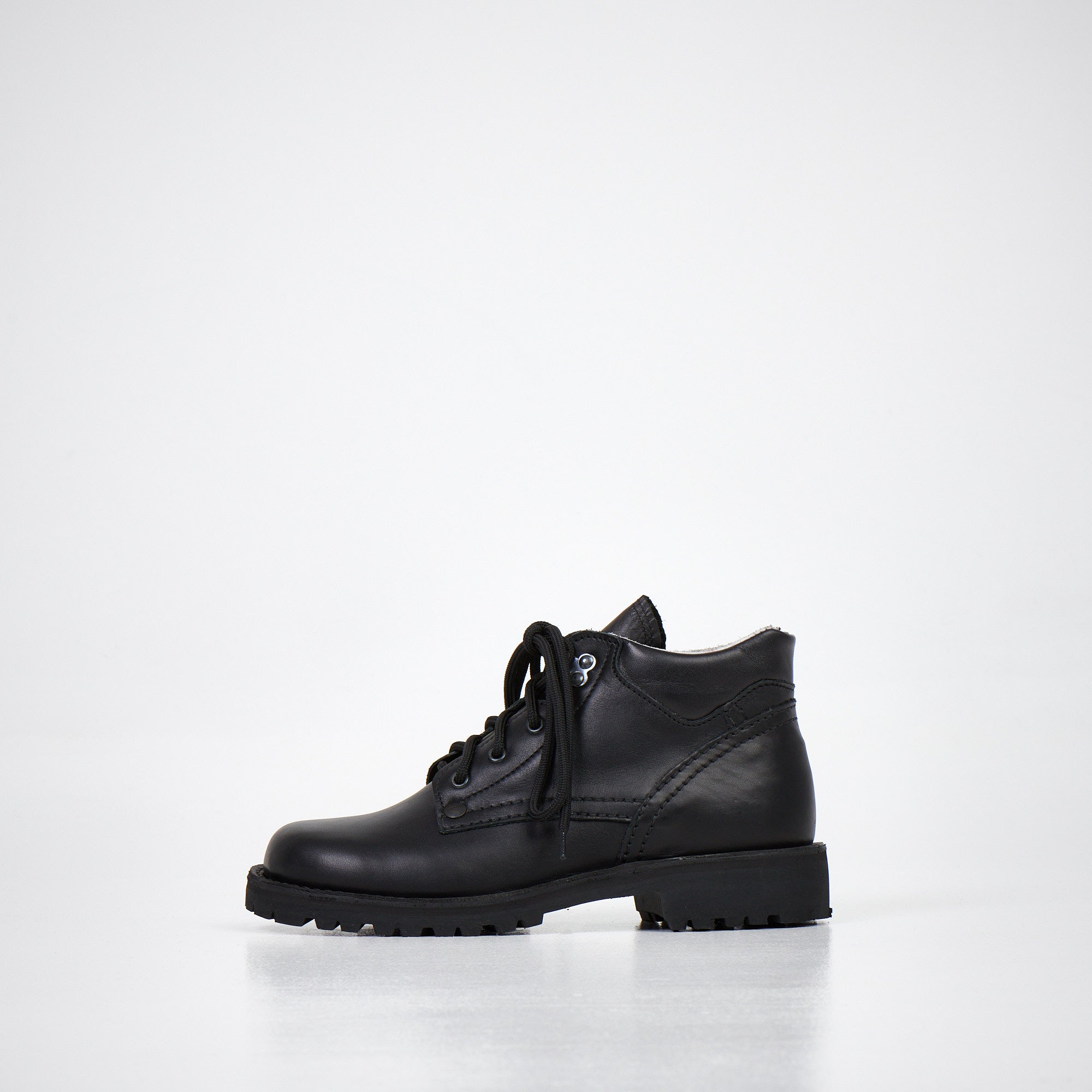 Bottines en cuir noir lisse fait main, vue arrière détail zip latéral et talon