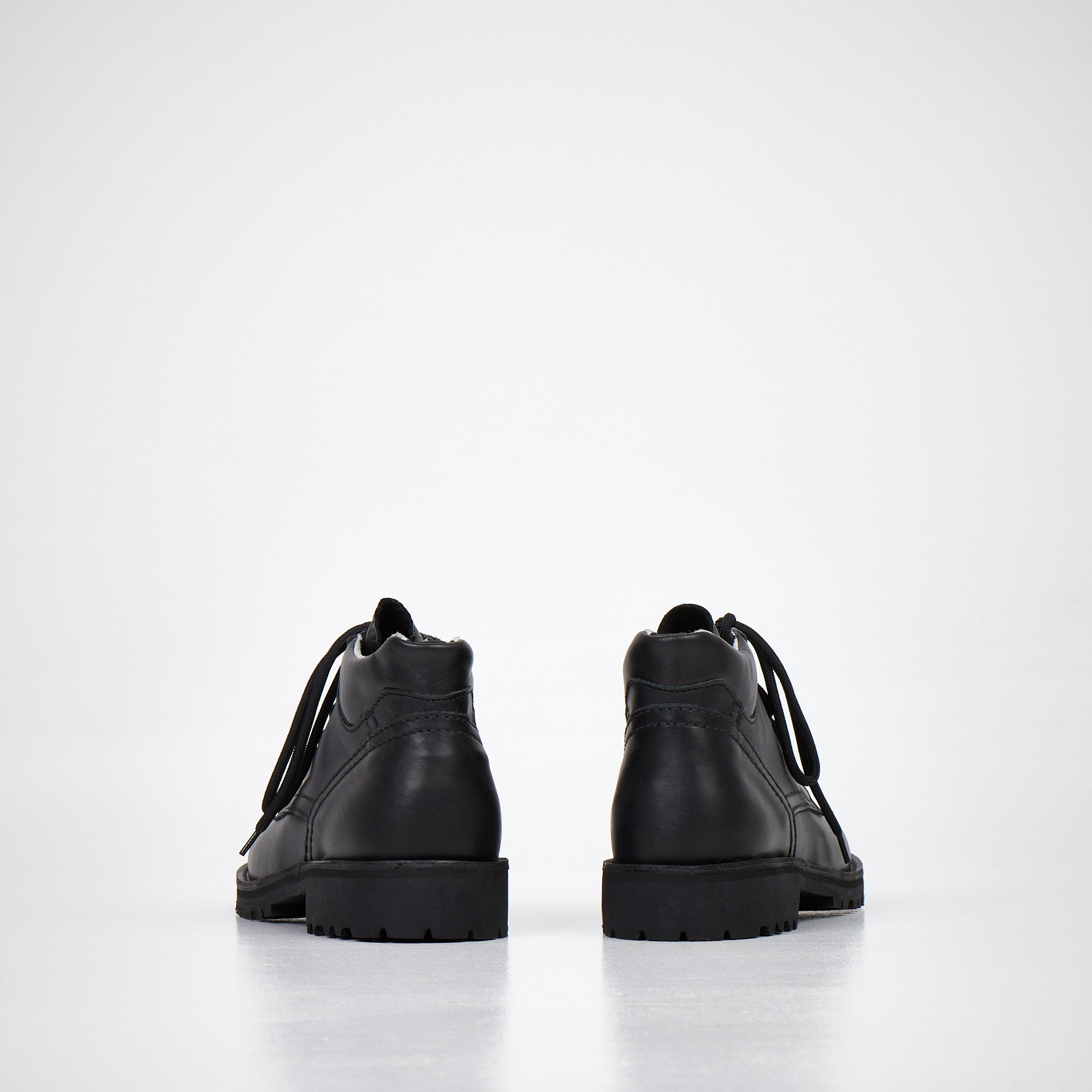 Bottines lacées en cuir noir fait main, vue de profil avec semelle crantée