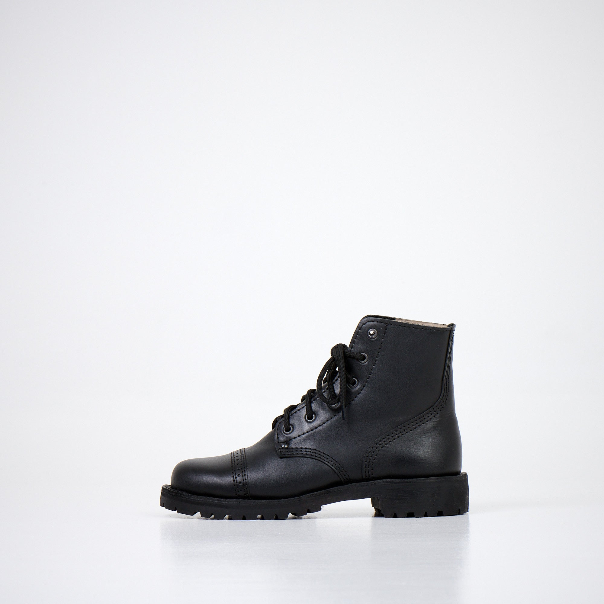 Bottines en cuir noir fait main posées, vue du dessus montrant la construction