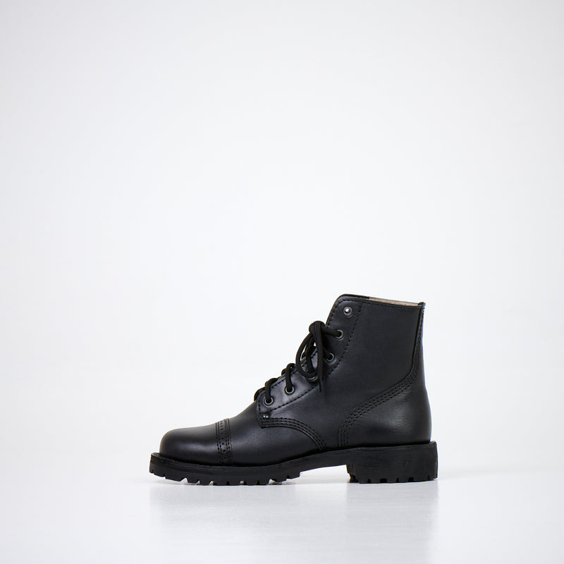 Bottines en cuir noir fait main posées, vue du dessus montrant la construction