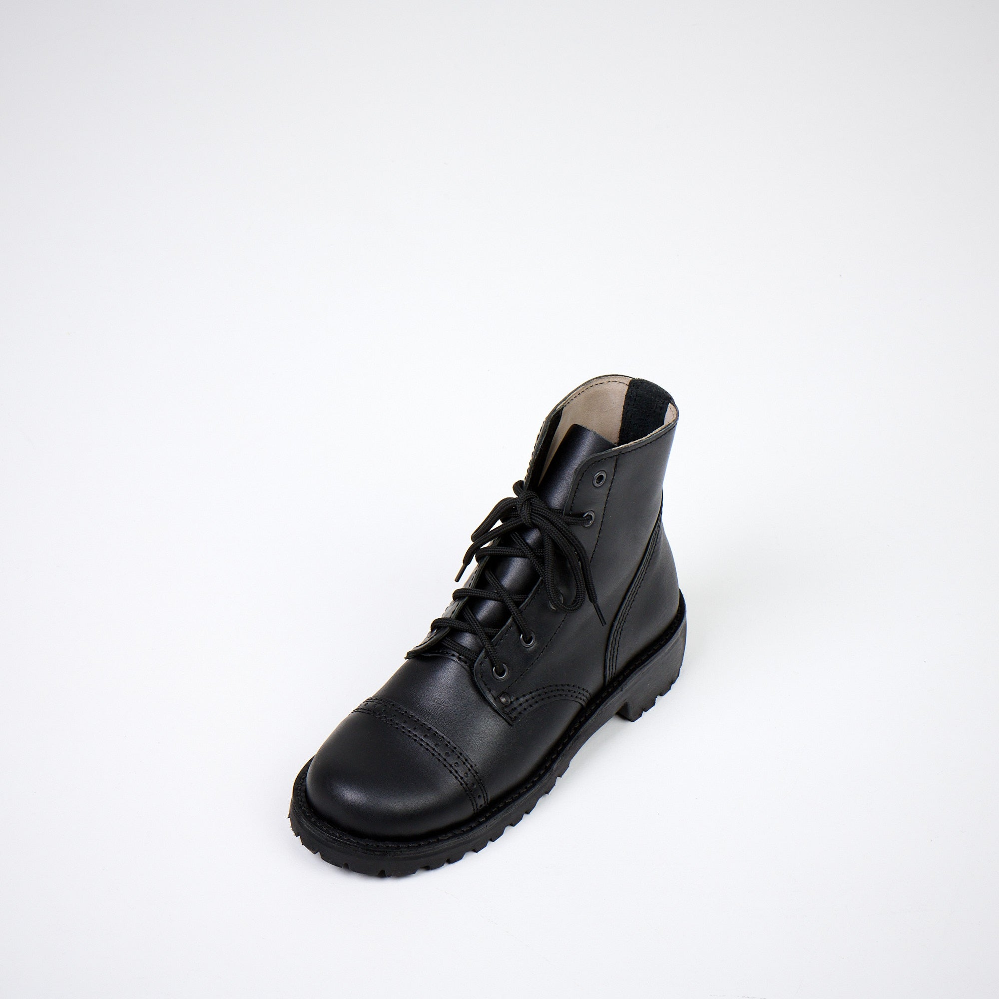 Bottines en cuir noir fait main, détail du laçage et des œillets