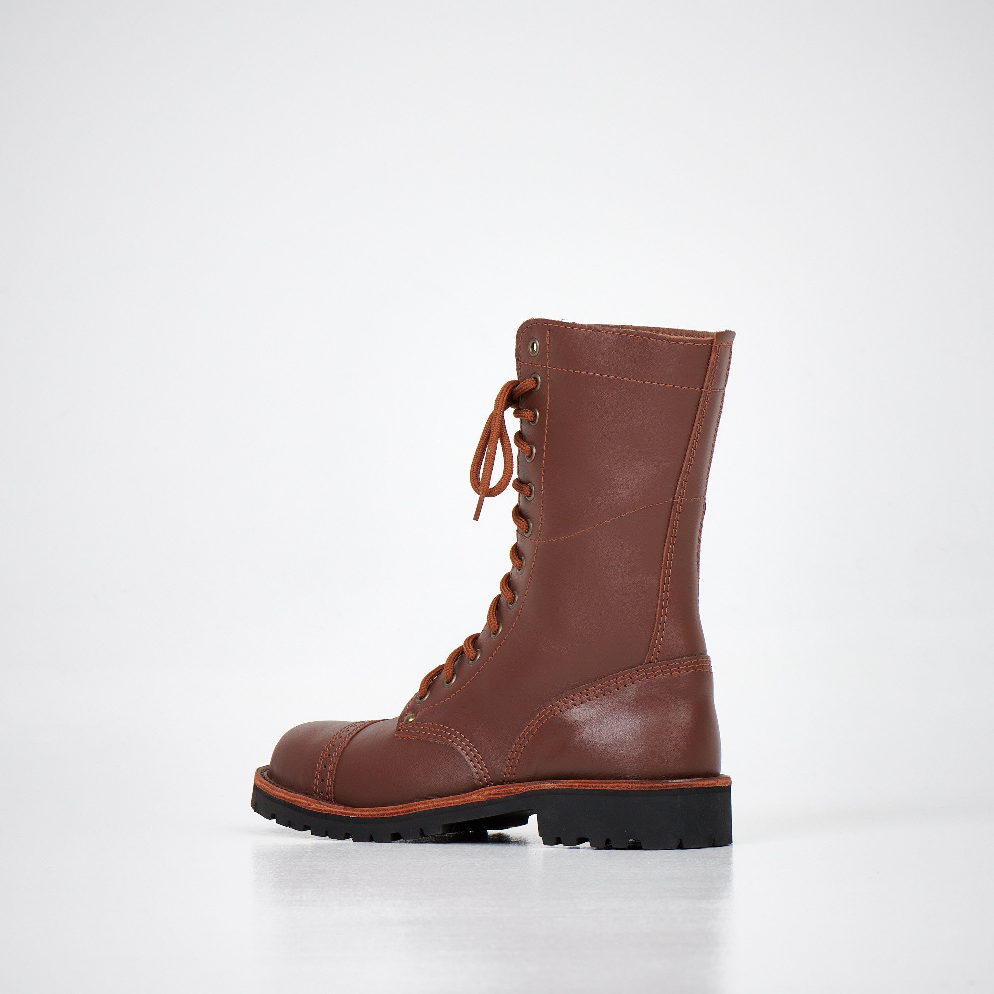 Bottines en cuir marron fait main, deuxième vue détail texture