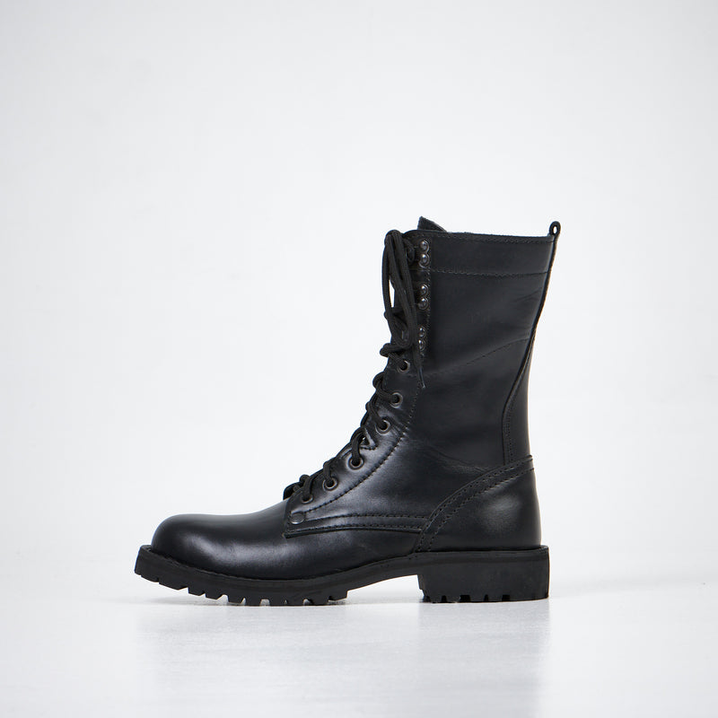 Bottines en cuir noir fait main, vue de profil avec talon épais