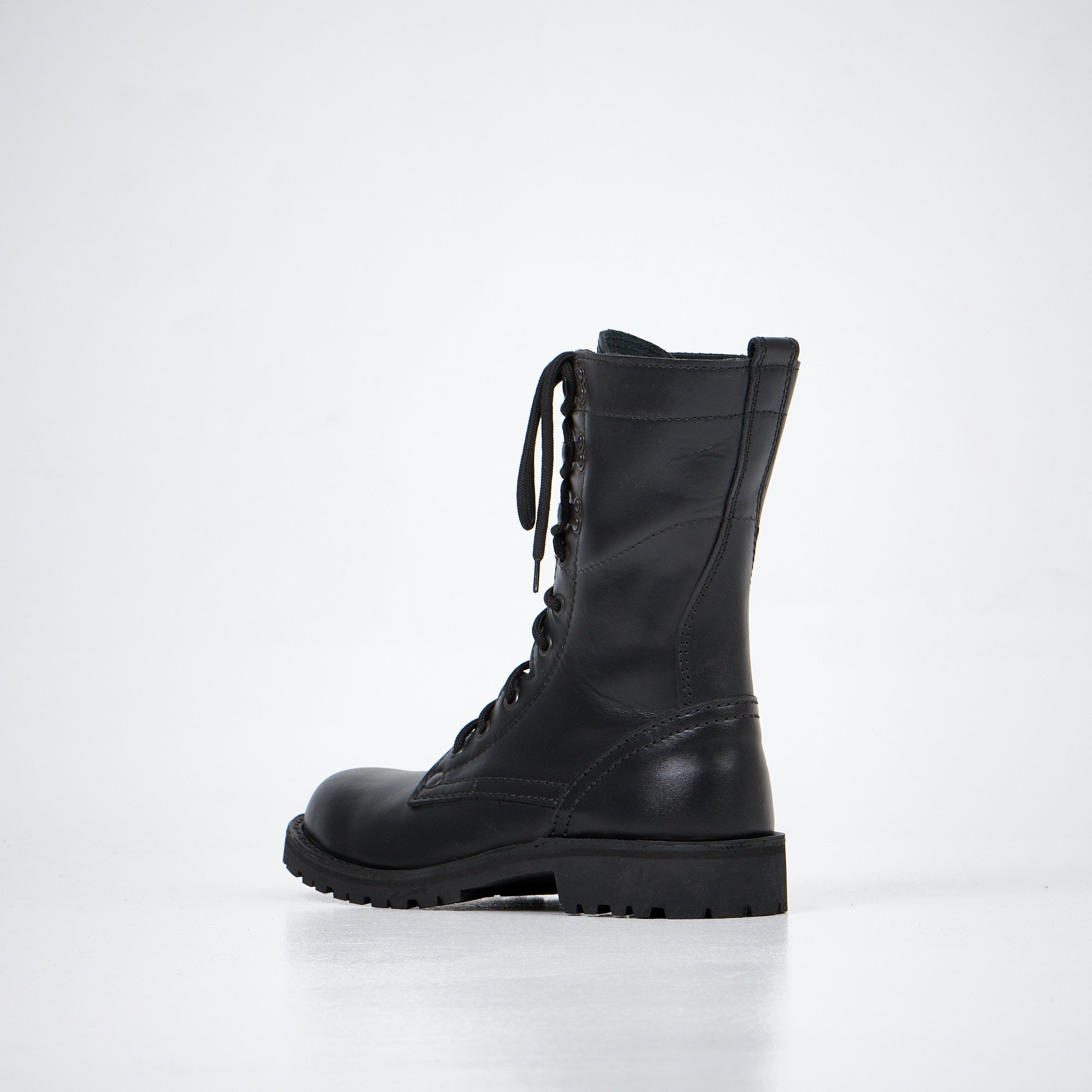 Bottines en cuir travaillé fait main, détail des coutures, photo studio