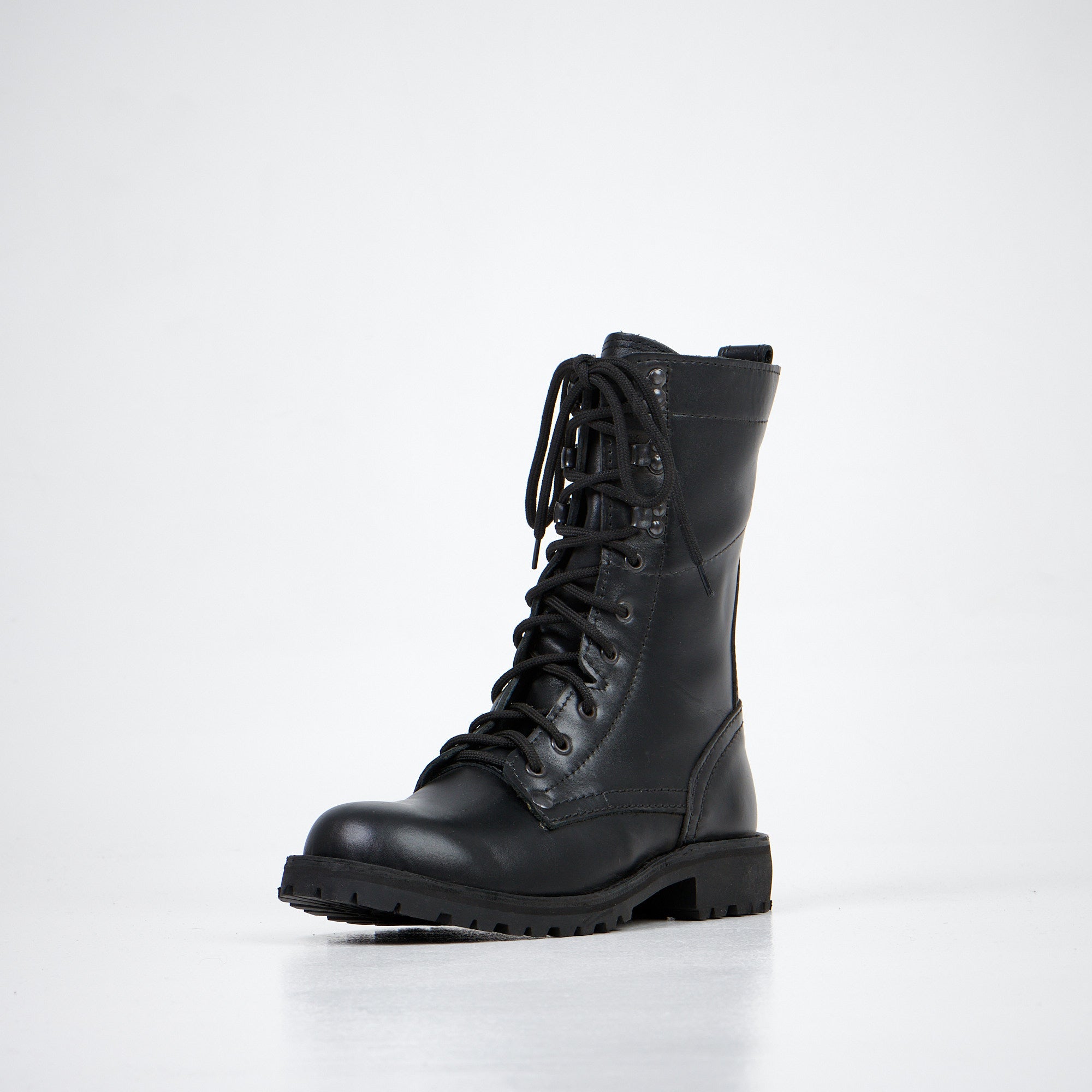 Bottines lacées en cuir noir fait main, vue de profil studio