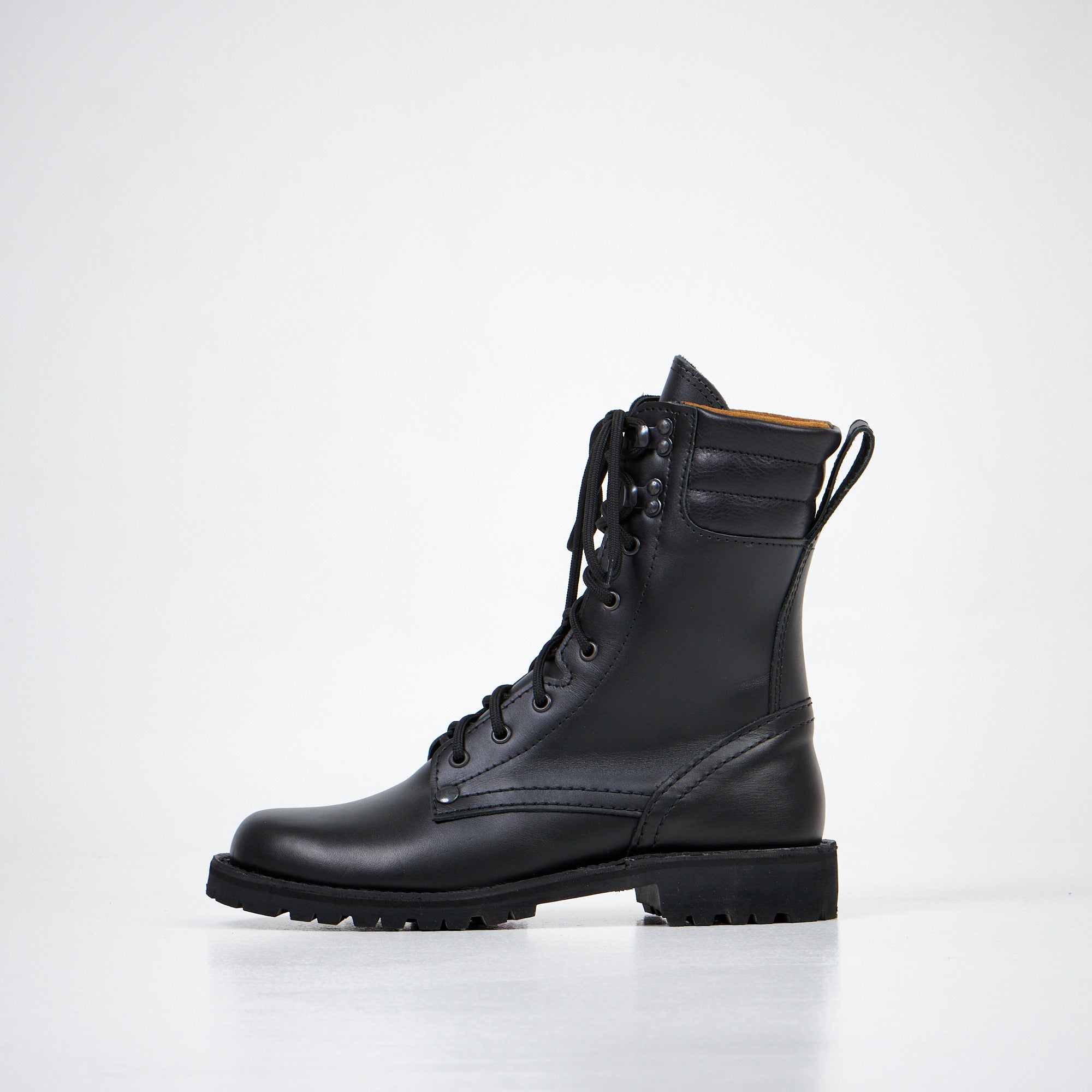 Desert boots en cuir marron cognac, vue de profil avec talon fin
