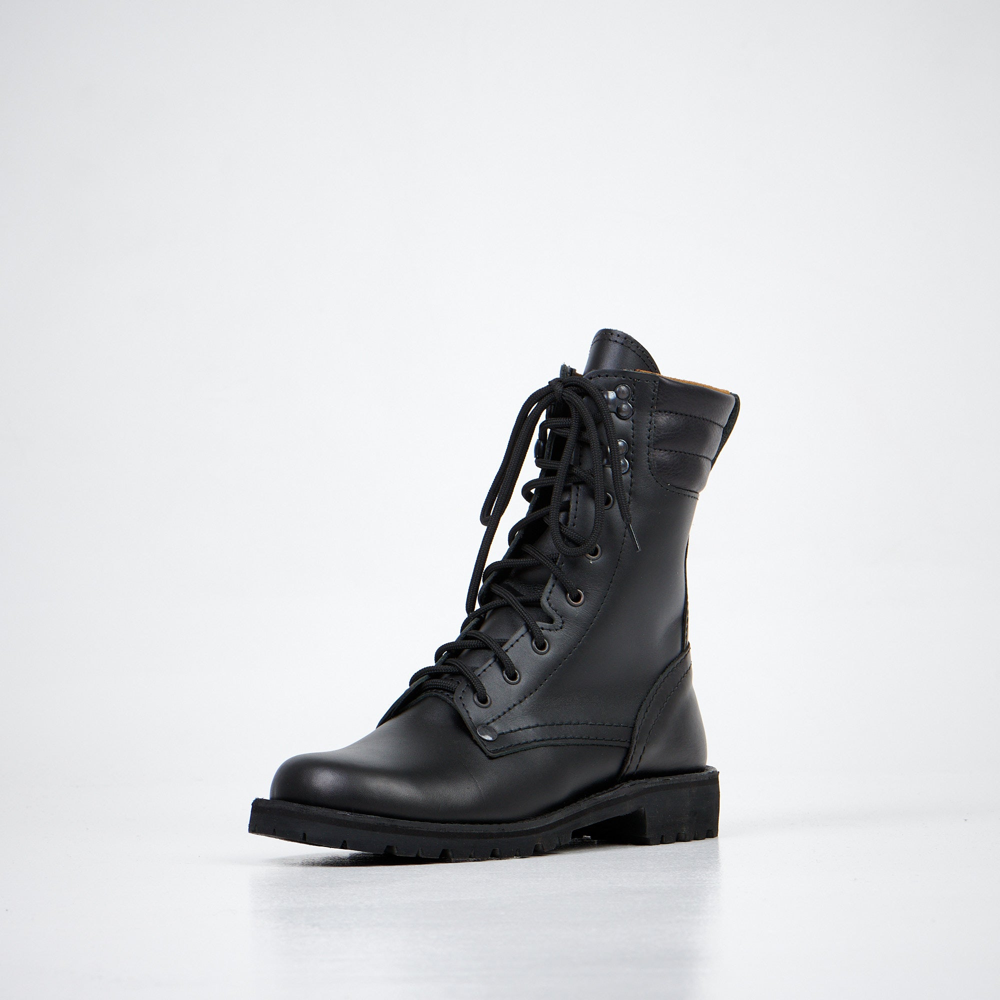 Desert boots en cuir marron cognac, vue de profil studio