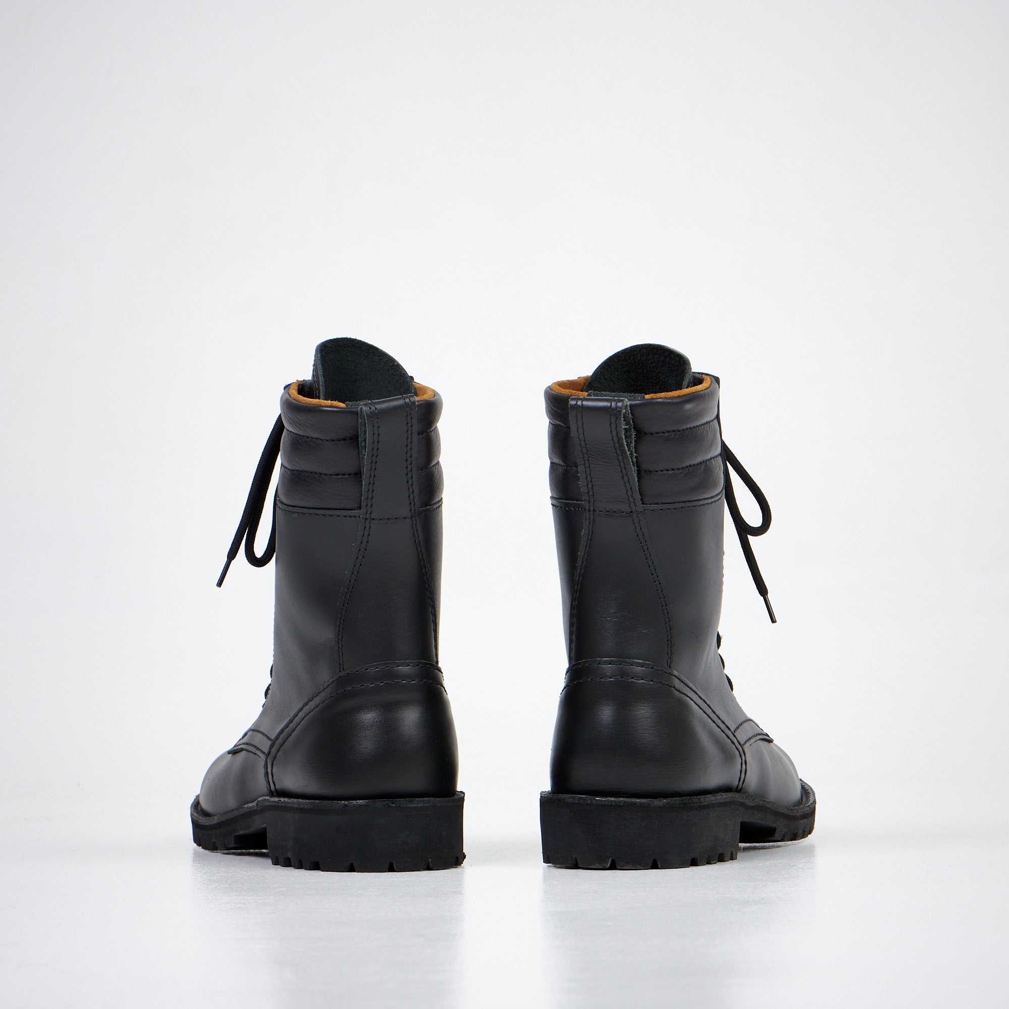 Desert boots en cuir marron cognac, vue de profil avec semelle légère