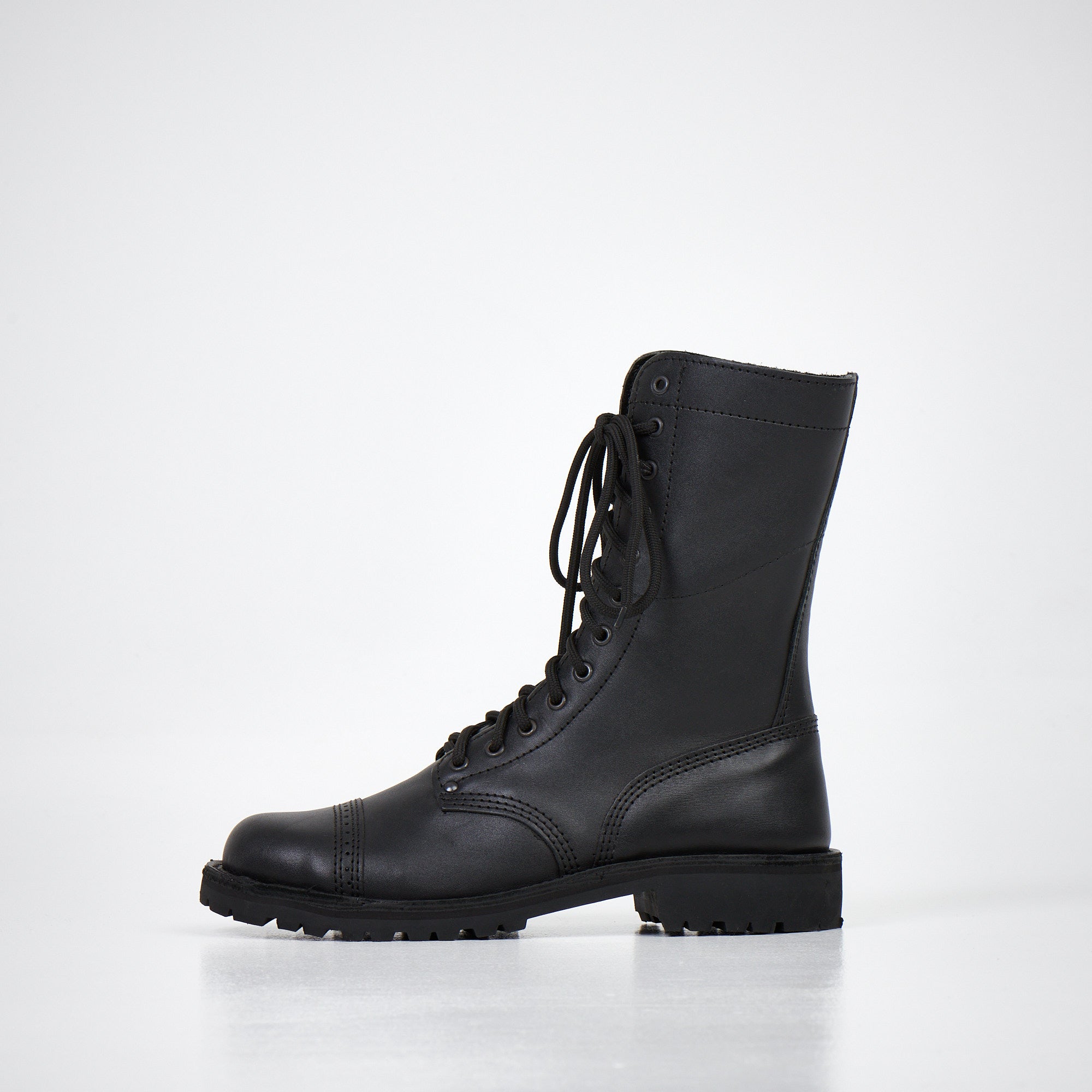 Bottines en cuir noir fait main, vue de profil mettant en avant la tige