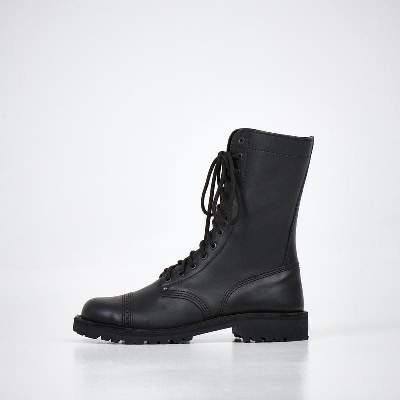 Bottines en cuir noir fait main, vue de profil mettant en avant la tige