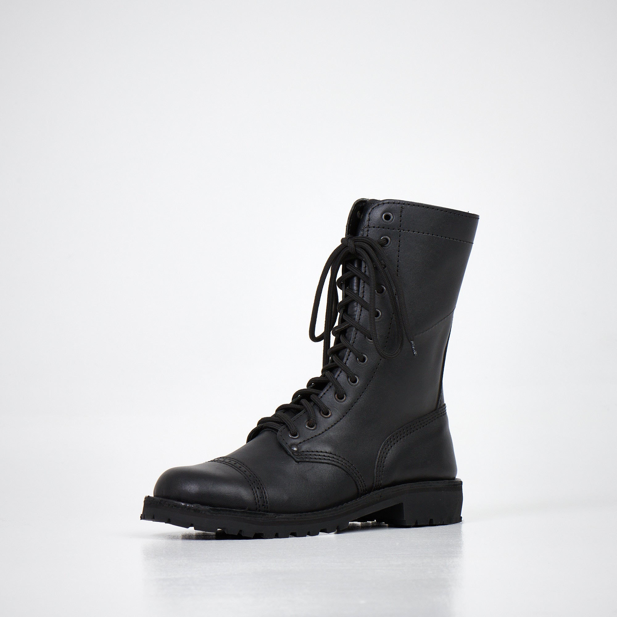 Bottines en cuir noir fait main, vue de face en studio