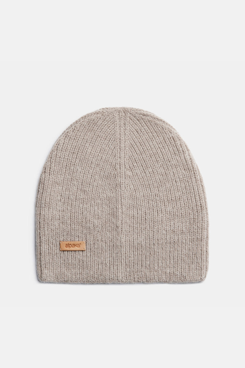 Bonnet en alpaga bébé point côte anglaise café au lait, porté par homme