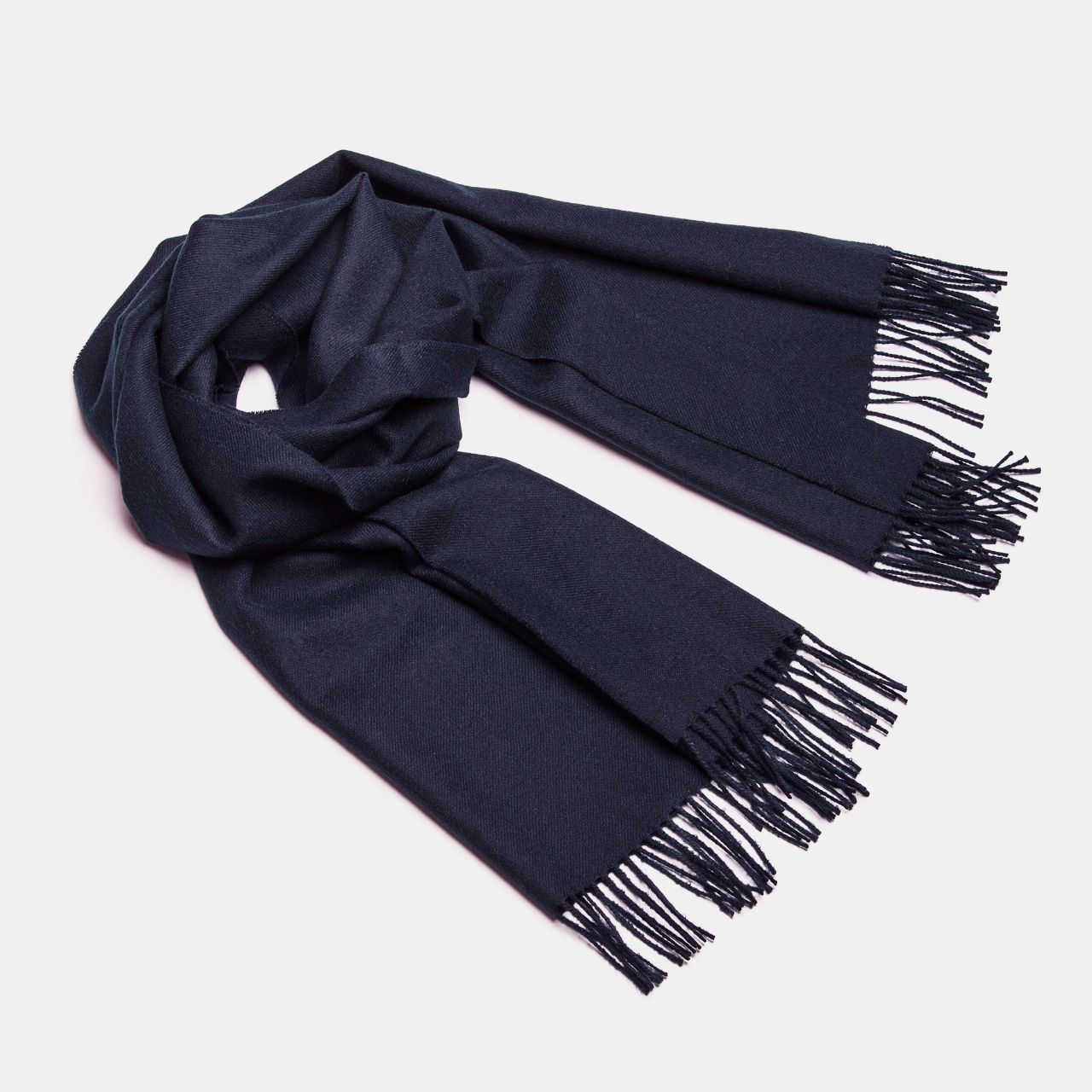 Châle maxi en alpaga bébé bleu marine à franges, vue drapée