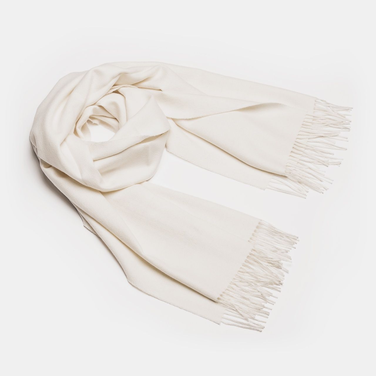 Châle maxi en alpaga bébé blanc à franges artisanales, vue drapée
