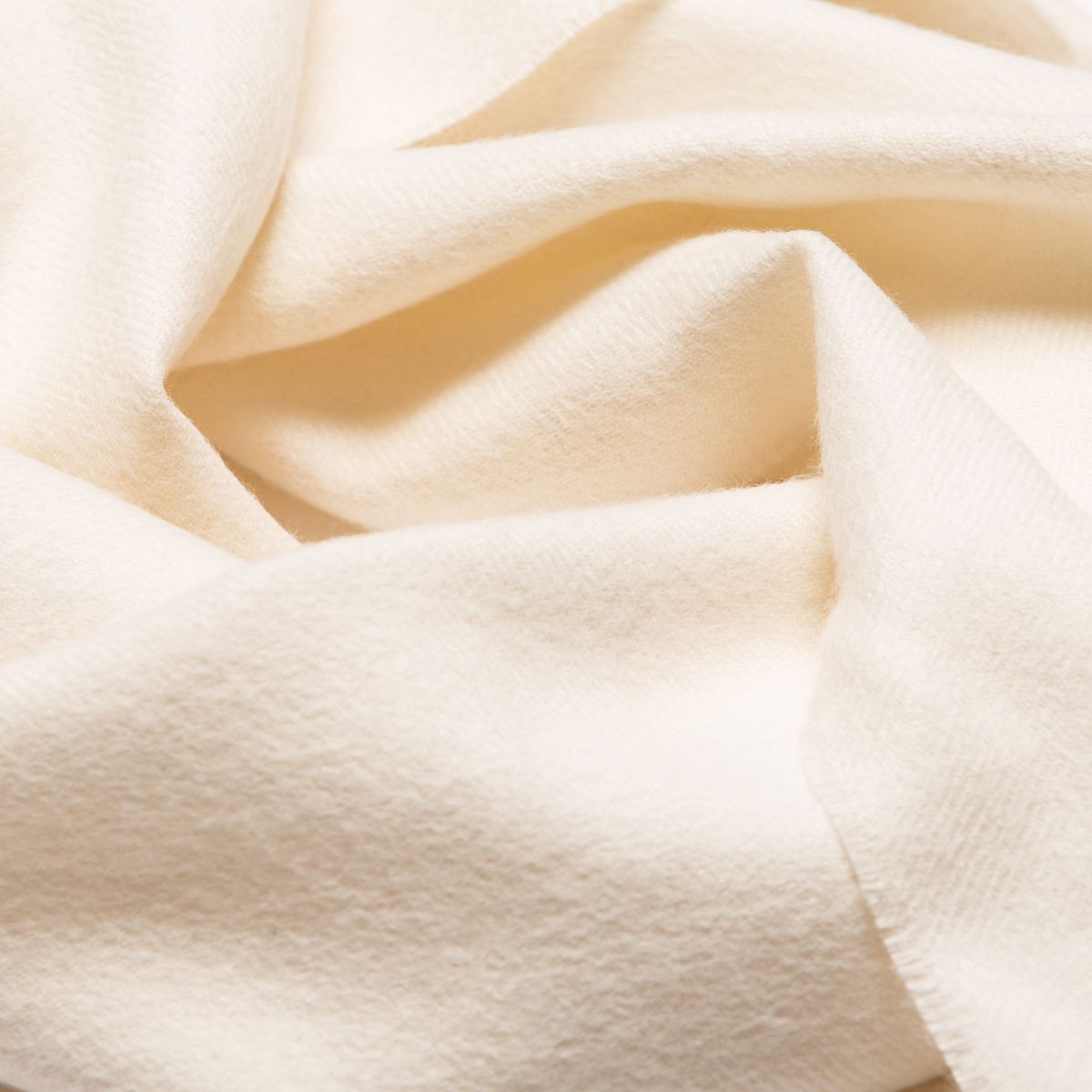 Châle maxi en alpaga bébé blanc, détail de la texture et des franges