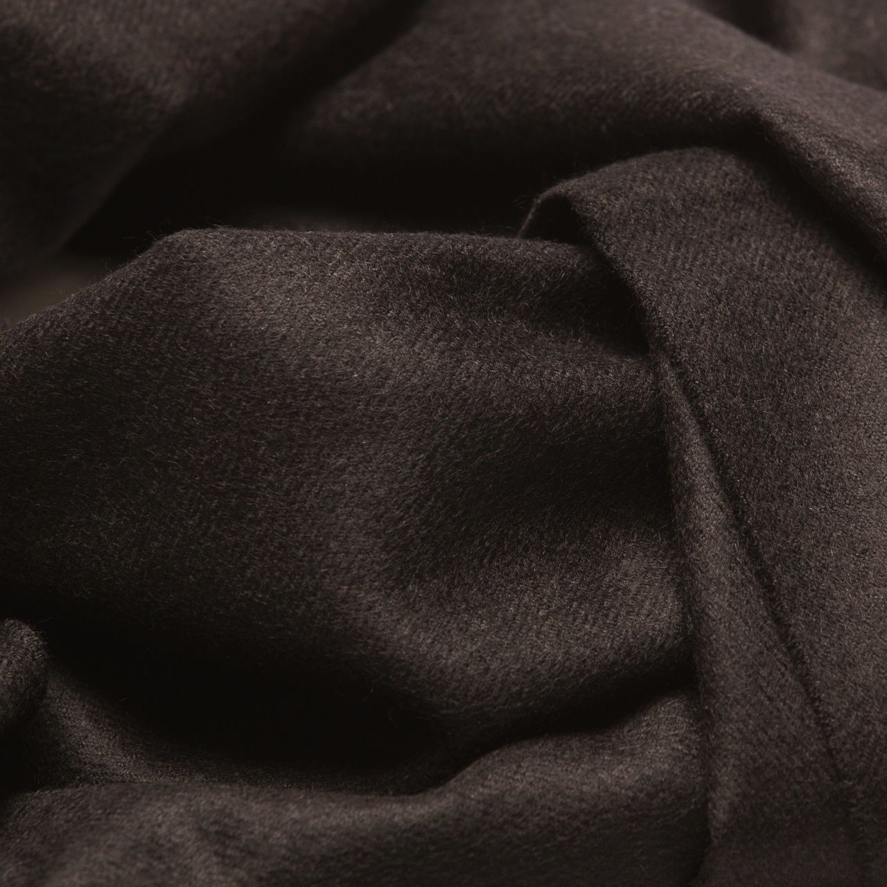 Châle maxi en alpaga bébé noir à franges, deuxième vue drapée