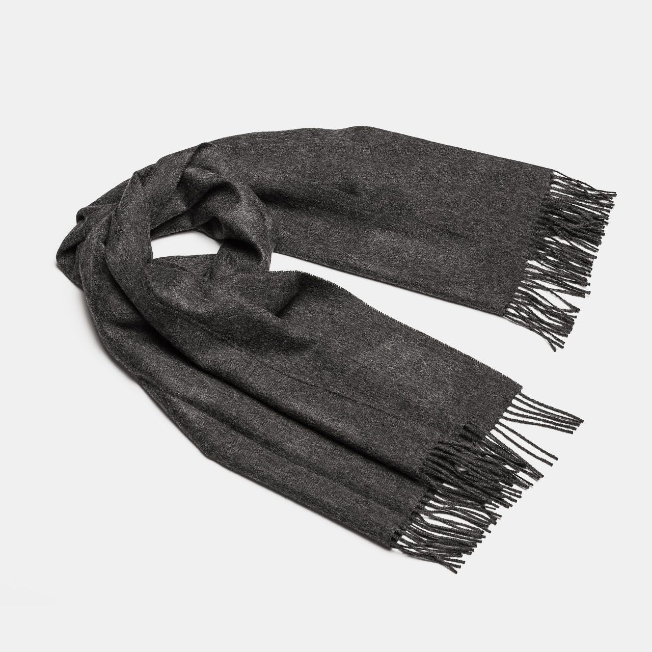 Châle maxi en alpaga bébé charbon à franges artisanales, vue drapée
