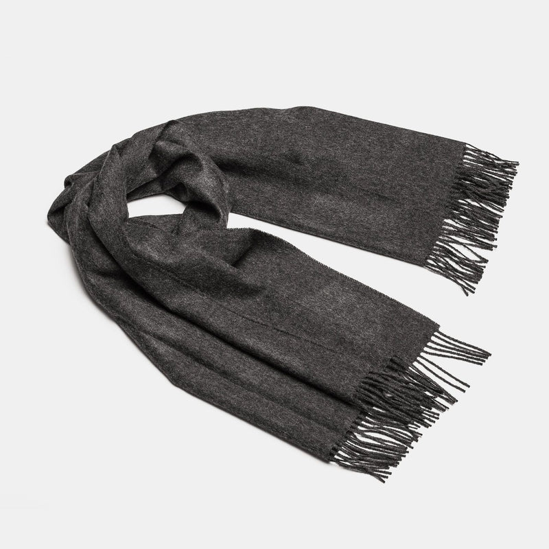 Châle maxi en alpaga bébé charbon à franges artisanales, vue drapée