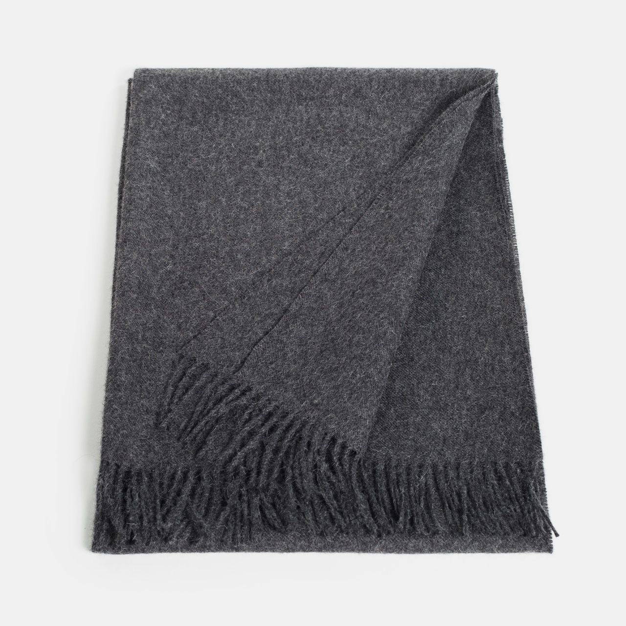 Châle maxi en alpaga bébé charbon à franges, deuxième vue drapée
